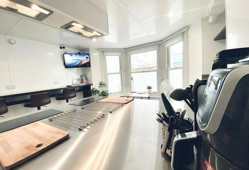 Apt 03 Beachside Beauty Central Studio Steps From Cafes