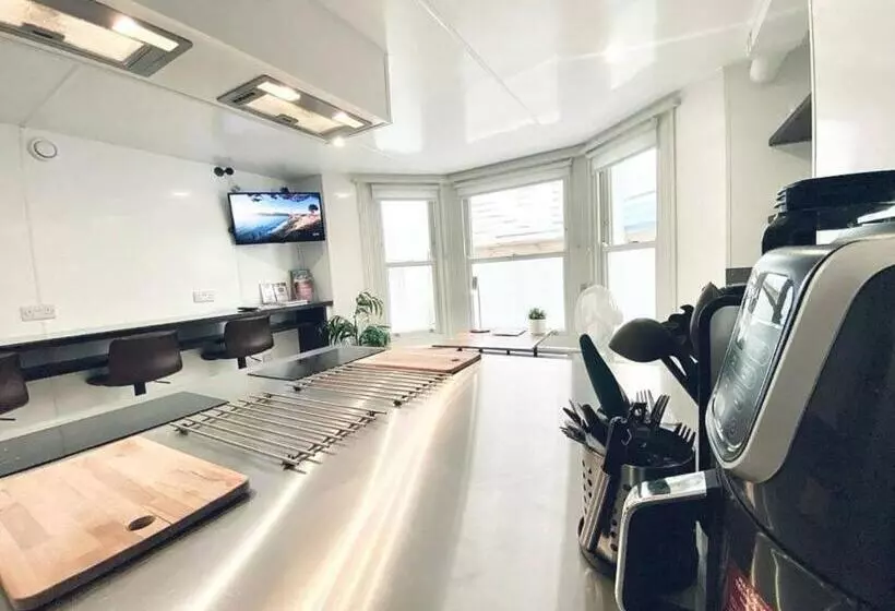 Apt 03 Beachside Beauty Central Studio Steps From Cafes