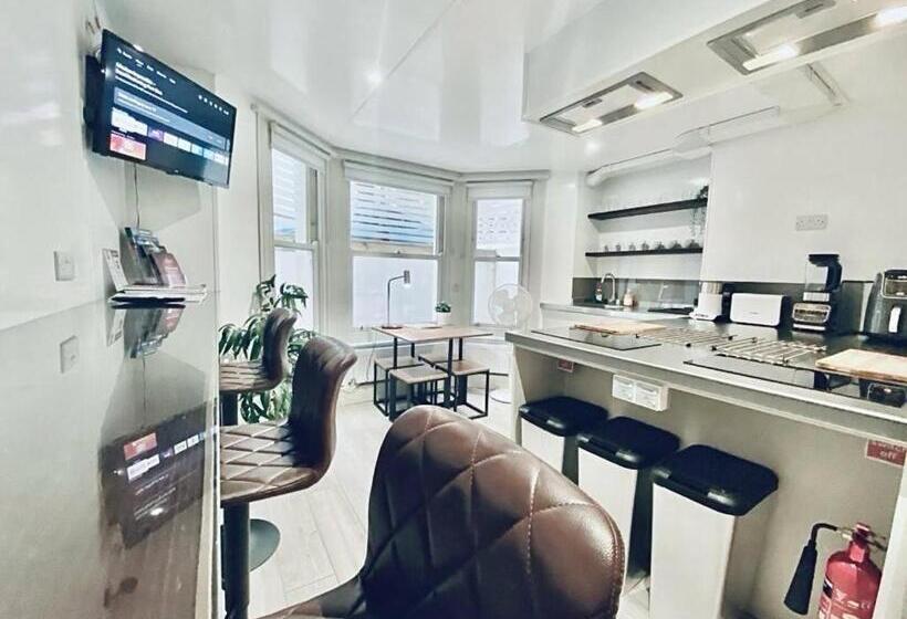 Apt 03 Beachside Beauty Central Studio Steps From Cafes