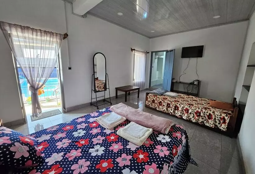 تختخواب و صبحانه Chez Joël