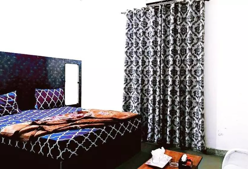 هتل The Royal Family Couples Guest House
