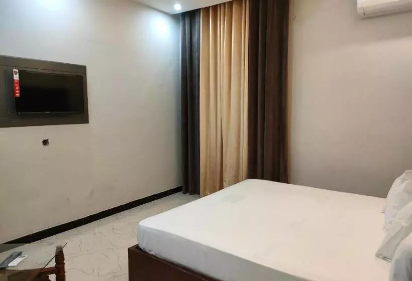 هتل The Royal Family Couples Guest House
