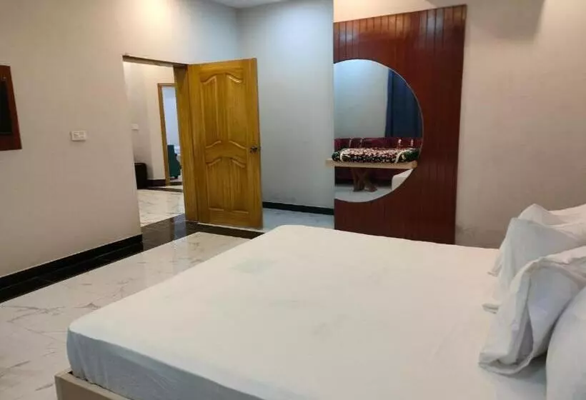 هتل The Royal Family Couples Guest House