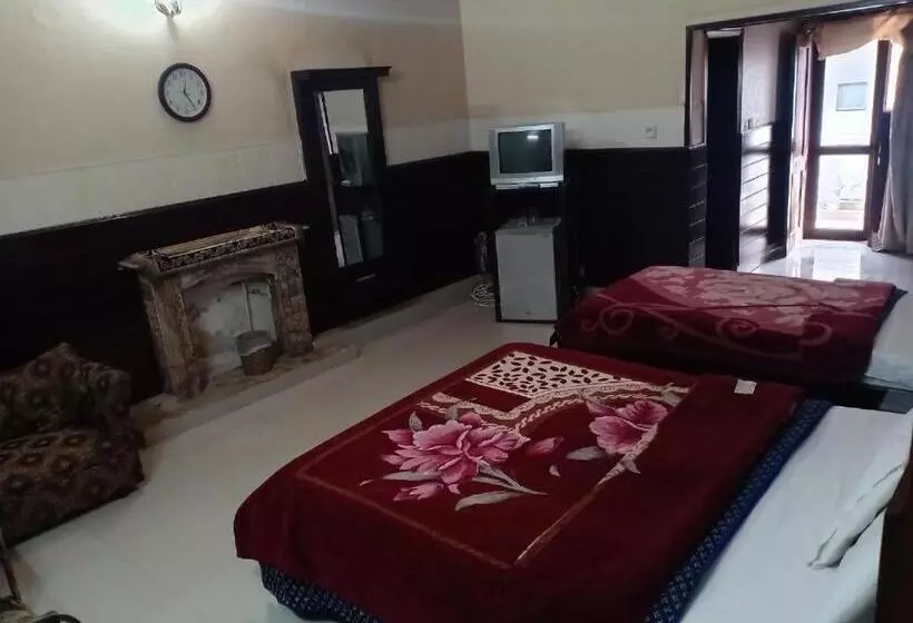 هتل The Royal Family Couples Guest House