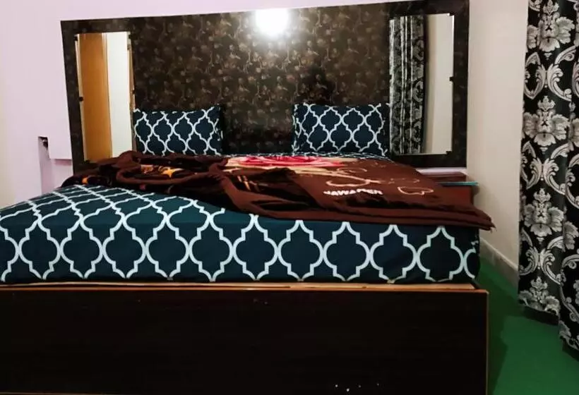 هتل The Royal Family Couples Guest House