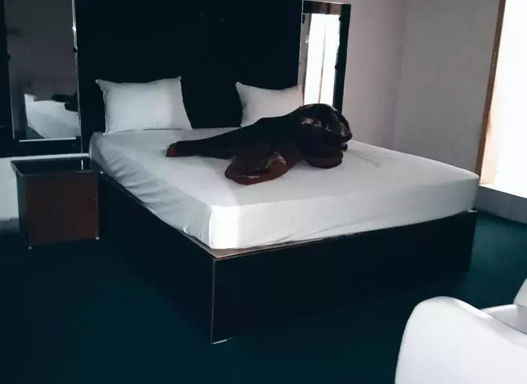 هتل The Royal Family Couples Guest House