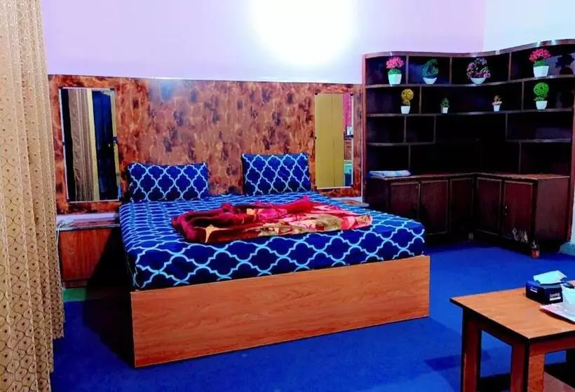 هتل The Royal Family Couples Guest House