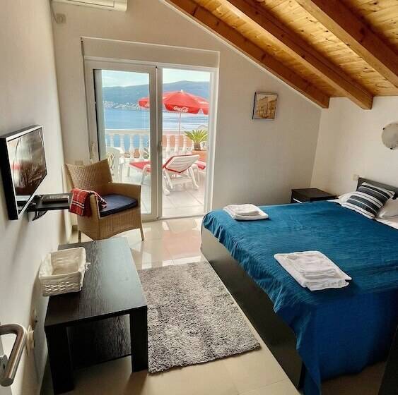 Family House With Pool & Sea View