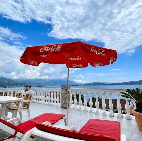 Family House With Pool & Sea View