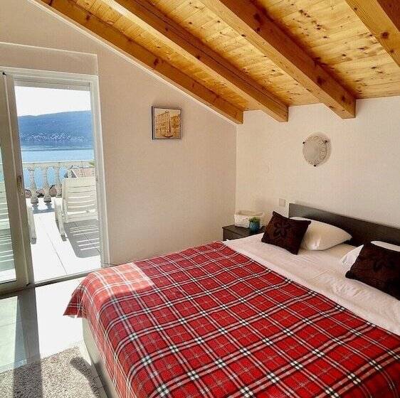 Family House With Pool & Sea View