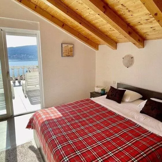 Family House With Pool & Sea View