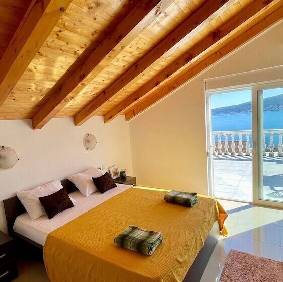 Family House With Pool & Sea View