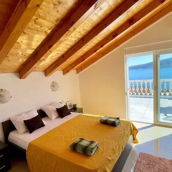 Family House With Pool & Sea View