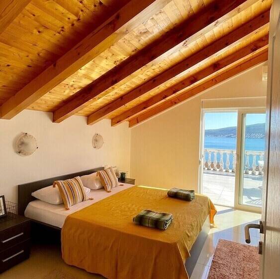 Family House With Pool & Sea View