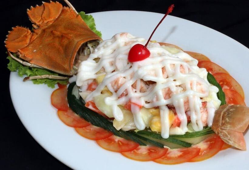 Green Tropical Village Hotel & Resort