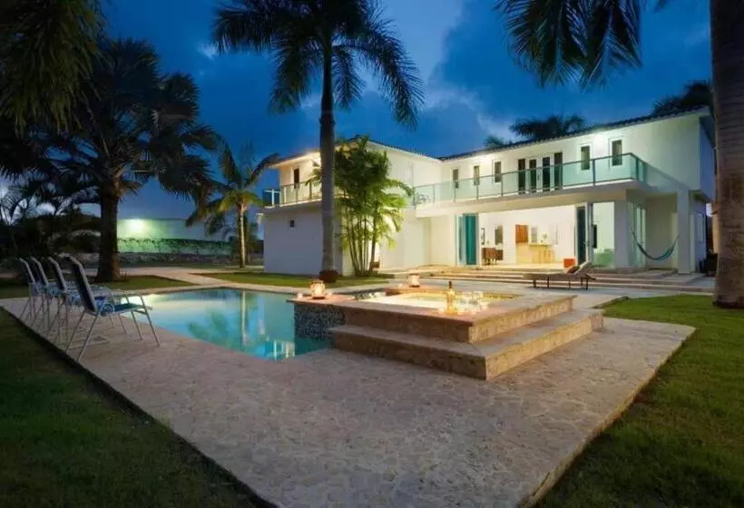استراحتگاه Manati World Point Inn