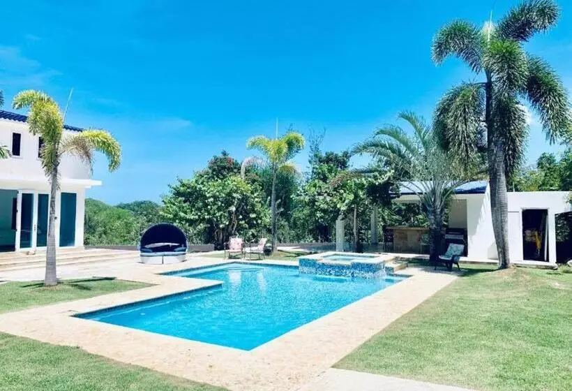استراحتگاه Manati World Point Inn