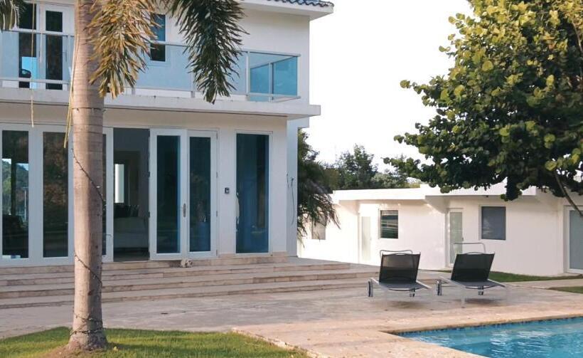 استراحتگاه Manati World Point Inn