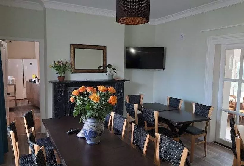 ペンション The Monkey Puzzle