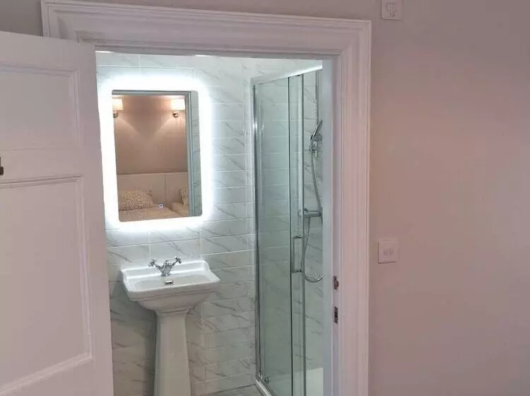 ペンション The Monkey Puzzle