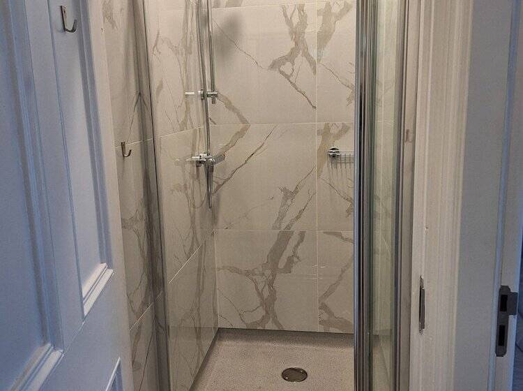 Пансион The Monkey Puzzle