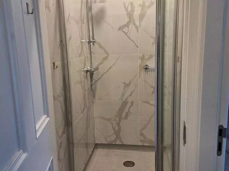 ペンション The Monkey Puzzle