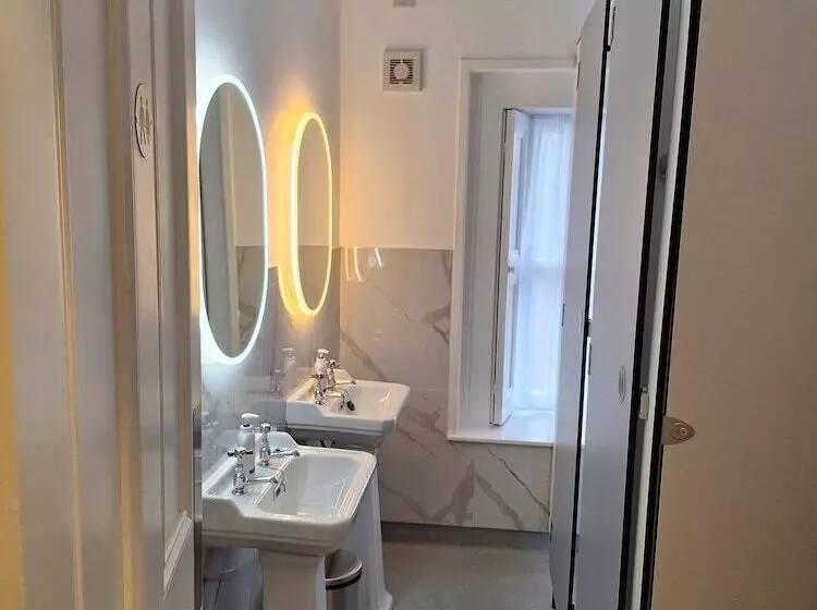 ペンション The Monkey Puzzle