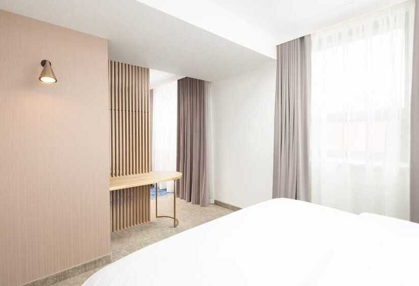 هتل Courtyard By Marriott Cluj Napoca Downtown