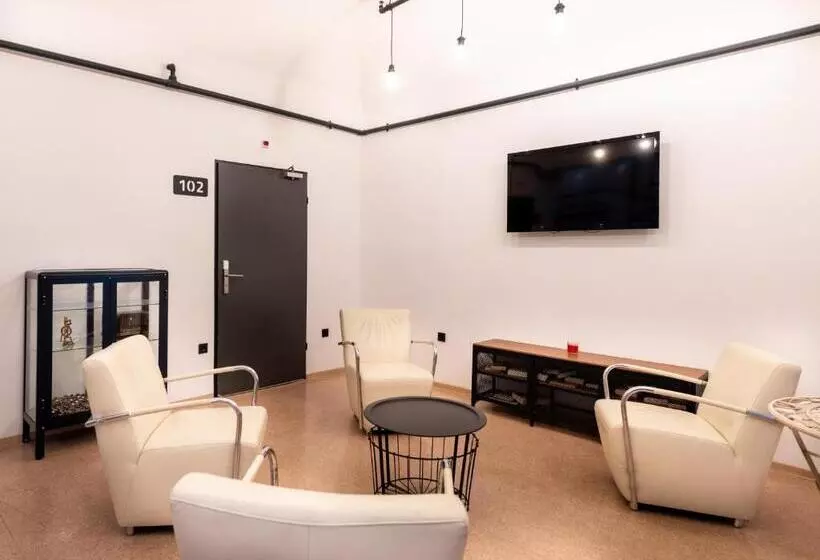 Adhoc Hostel