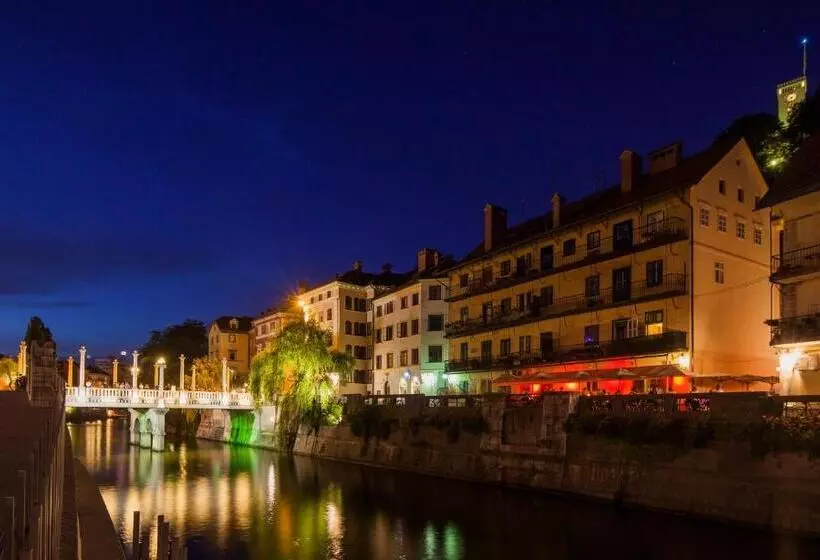 Adhoc Hostel
