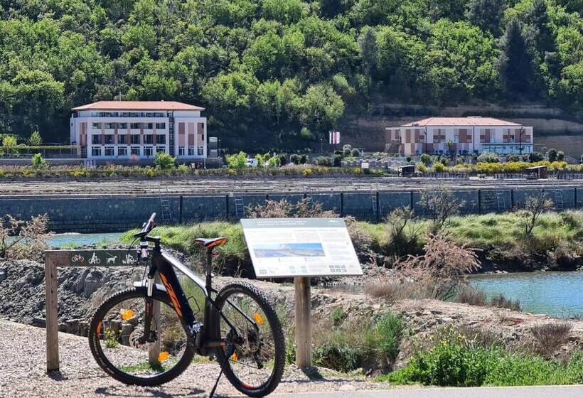 هتل Lavender  Oleander Resort