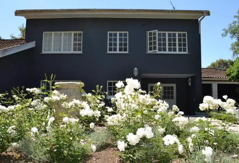 ベッドアンドブレックファースト The Garden Shed Guest House