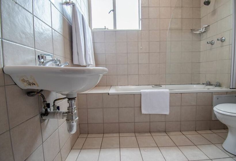 Emakhosini Hotel On East