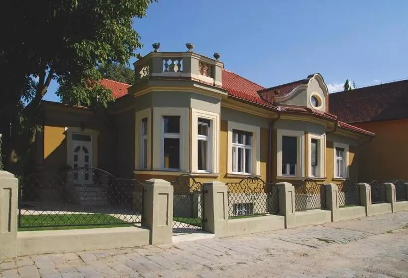 هتل Bow Garden