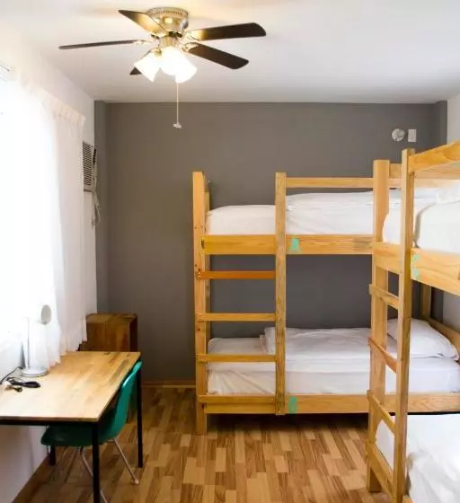ユースホステル Hostal Tres Central
