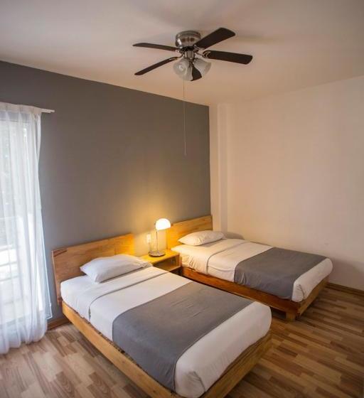 فندق صغير Hostal Tres Central