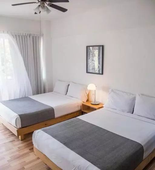 ユースホステル Hostal Tres Central