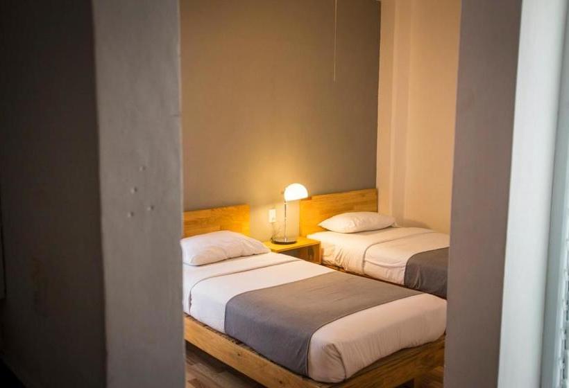 فندق صغير Hostal Tres Central