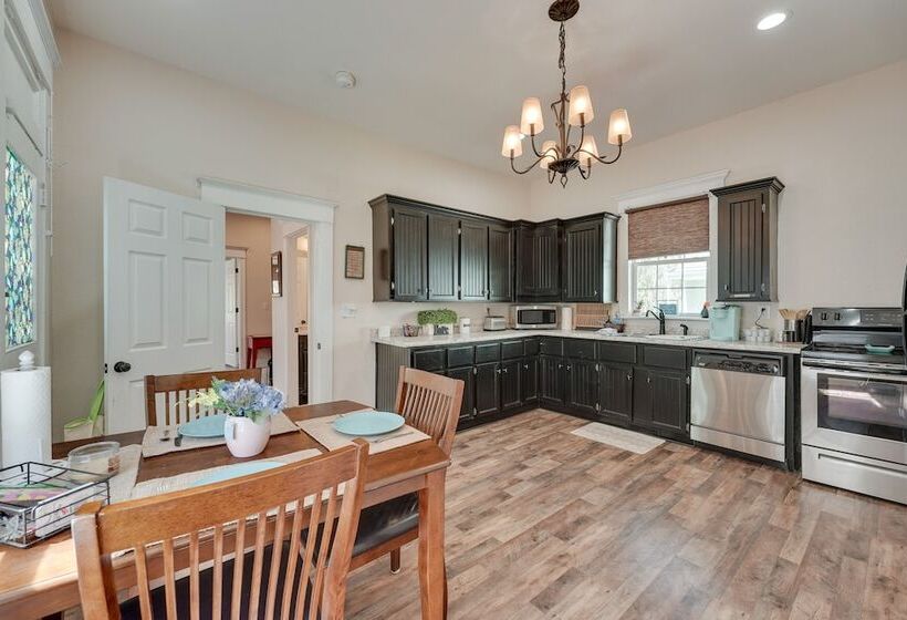 Springfield Home < 1/2 Mi To Commercial Street!