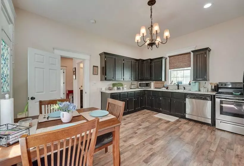 Springfield Home < 1/2 Mi To Commercial Street!