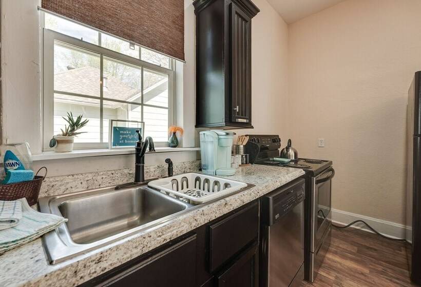 Springfield Home < 1/2 Mi To Commercial Street!