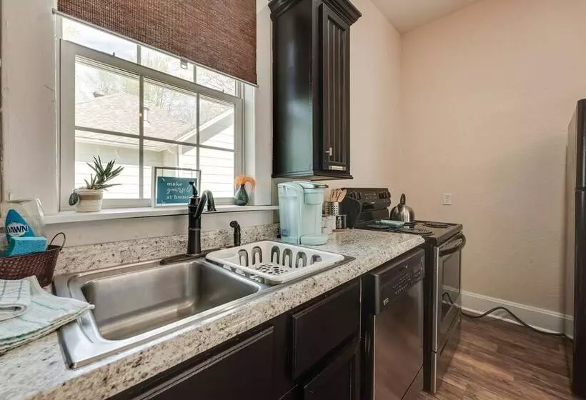 Springfield Home < 1/2 Mi To Commercial Street!