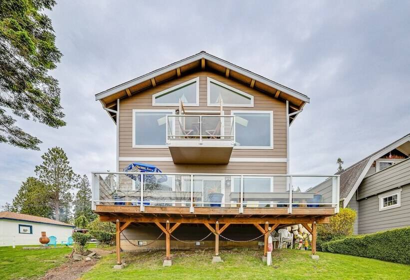 Beautiful Birch Bay Retreat W/ Deck & Fire Pit!