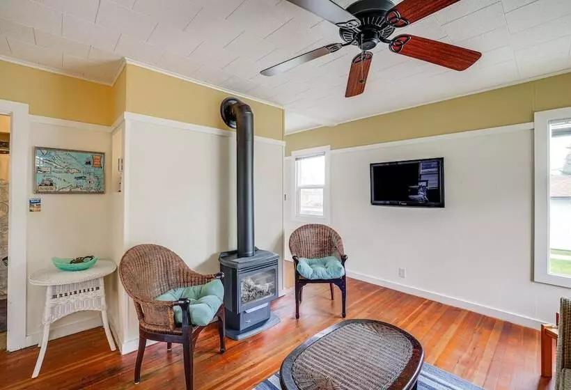 Beautiful Birch Bay Retreat W/ Deck & Fire Pit!