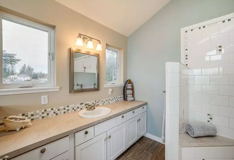 Beautiful Birch Bay Retreat W/ Deck & Fire Pit!