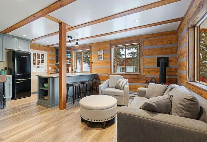 Secluded Rustic Mountain Retreat W/ Updated Touch