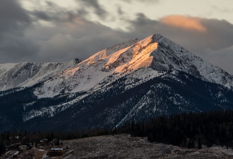 Secluded Rustic Mountain Retreat W/ Updated Touch