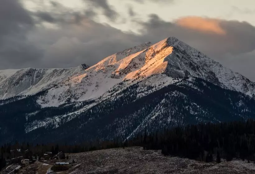 Secluded Rustic Mountain Retreat W/ Updated Touch
