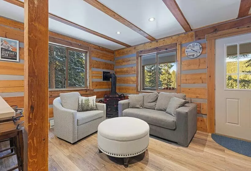 Secluded Rustic Mountain Retreat W/ Updated Touch