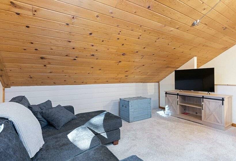 Secluded Rustic Mountain Retreat W/ Updated Touch